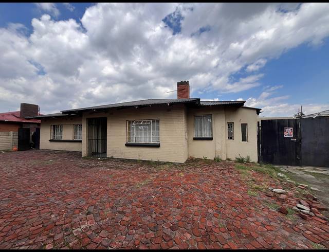 18 BEDROOM HOUSE FOR SALE IN VEREENIGING CENTRAL